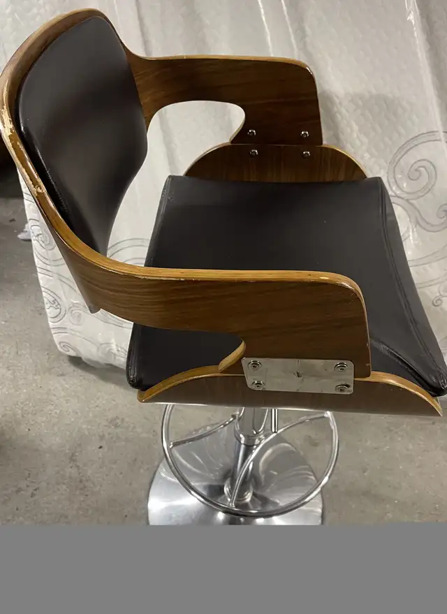 Adjustable Swivel Bar Stool in Chairs & Recliners in Mississauga / Peel Region - Image 5