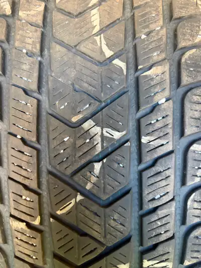 Pirelli Scorpion , usure : 6/32 ( Staggered Set ) Grandeur : 265 / 40R 22 Front : 295 / 35R 22 Rear...