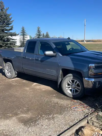 2016 Chevrolet Silverado 1500 Double cab short box 5.3L 6 speed auto LT trim 4x4 126500 km