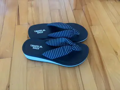 Gougounes bleu marine et blanche NEUVES, taille 6-7 – DISPO À LO, View more