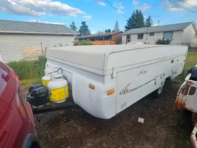 King and queen bed Everything works 2 propane and 1 battery included Tire almost brand new No leaks...