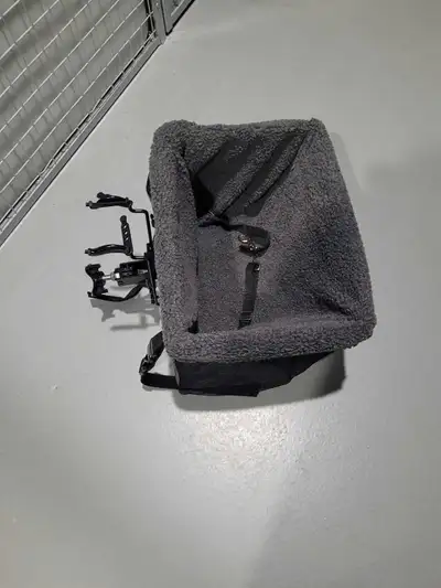 Panier pour bicyclette pour chien ou autre petit animal, etat neuf servi 1 fois seulement. SECTEUR L...