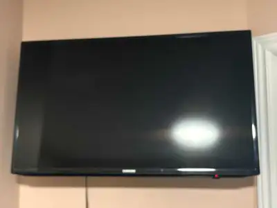 Selling a used Samsung 40-inch LED Smart TV that delivers a great viewing experience with vibrant co...