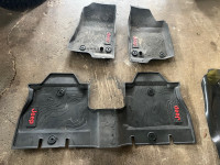 Jeep JL floor mats front and rear and good condition 