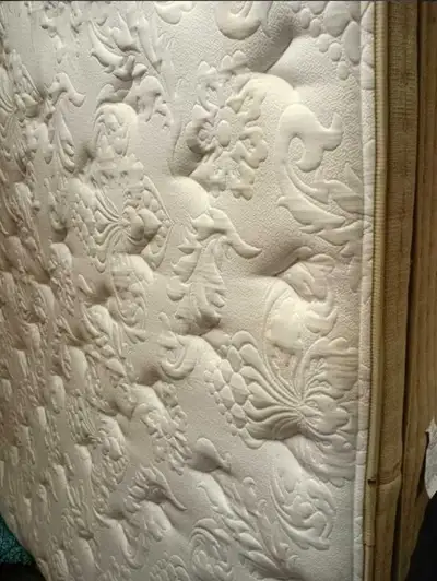 L@@K...... absolutely one of the best King mattresses money can buy new condition my loss is your ga...