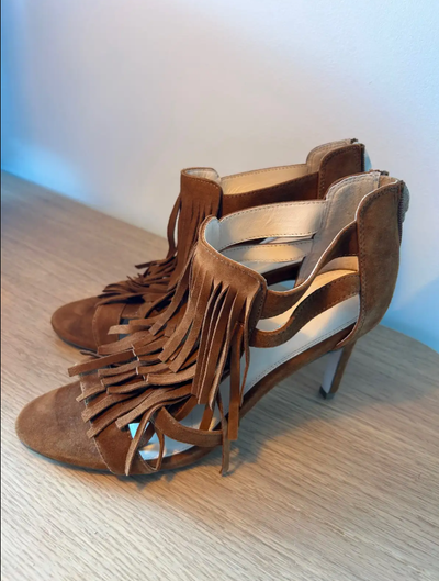 Paid 150 CAD $ I wore them once at a wedding otherwise I don’t wear heels. European size 39 correspo...