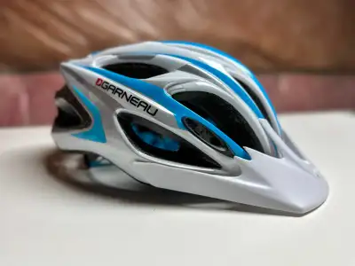 Selling a brand new Louis Garneau biking / cycling helmet, men's size Medium / Large. Colours as sho...