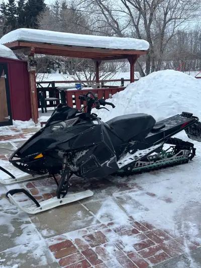2012 M8000 Runs good, pull start, vented side panels. Jaws can. New plugs. Tear in seat, good track....