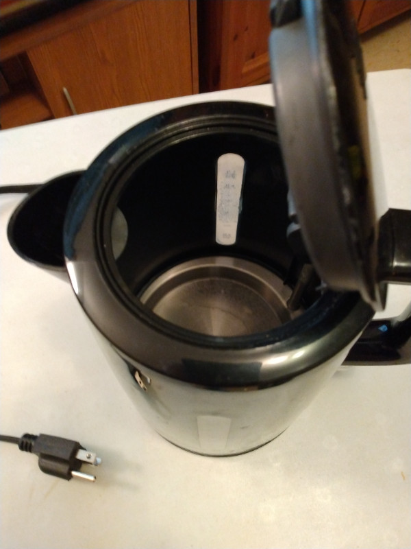 Electric kettle with a capacity of 1.7 liters in Other in Markham / York Region - Image 2