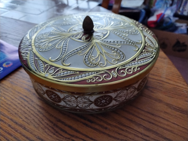 Vintage round tin dans Art et objets de collection  à Ville d’Edmonton