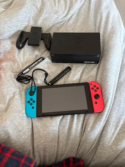Nintendo Switch. Comes with splatoon 2. Doesn’t come with charger but I can supply a hdmi cord.