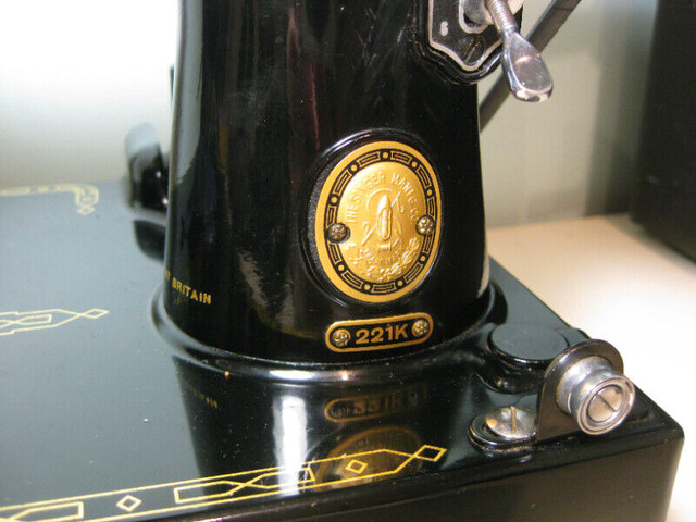 Singer 221K featherweight portable sewing machine (1956) in Hobbies & Crafts in Ottawa - Image 4