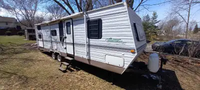 2004 32' General Coach Traveltrailer Sleeps 7 Electric/Gas fridge Internal Watersystem Storage Gallo...