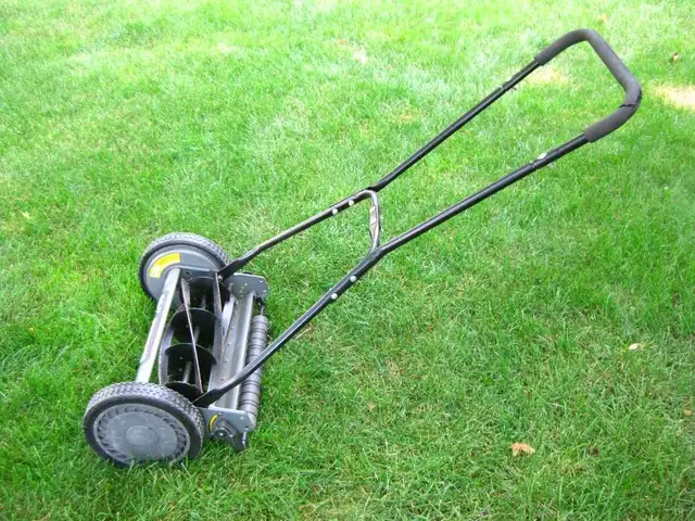 Duramax 16" Hand Push Lawn Mower Manual Push Reel Mower in Lawnmowers & Leaf Blowers in Kitchener / Waterloo - Image 6