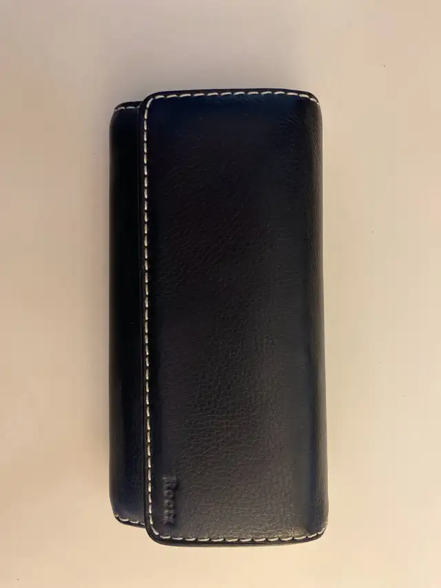 Roots wallet  in Women's - Bags & Wallets in City of Toronto - Image 2