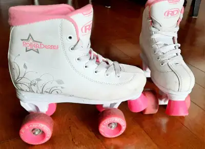 2 pair de Patin à roulette vintage pour fille grandeur 4. Une de marque Dominion Canada et l'autre R...