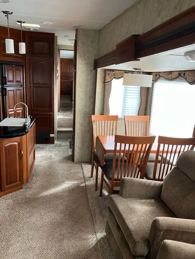 2013 Cougar 37’ Fifth Wheel in Travel Trailers & Campers in Revelstoke - Image 4