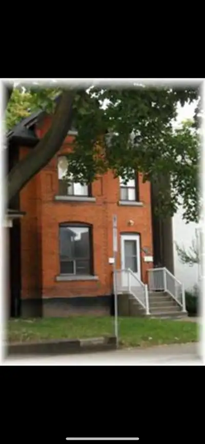 Room Rental Available Great Location!! Close to bus stops, shopping, Double Spacious Room with 2 lar...