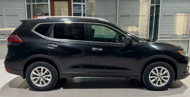  2018 Nissan  rogue AWD Beautiful in Cars & Trucks in Winnipeg - Image 2
