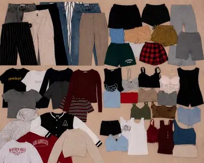 Lot de 65 vêtements assorties pour femme. , View more