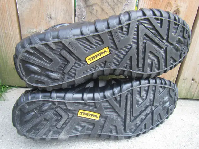 Size 11 Terra Venom Mid TR Work Boots in Men's Shoes in City of Toronto - Image 8