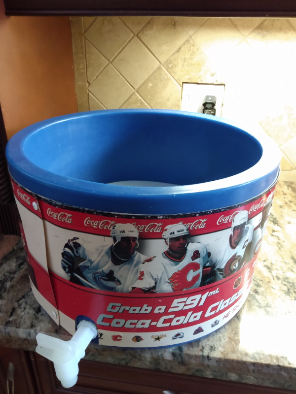 Hockey PATIO LARGE COOLER FOR DRINKS Water /Ice Cooler for cans in BBQs & Outdoor Cooking in Kitchener / Waterloo