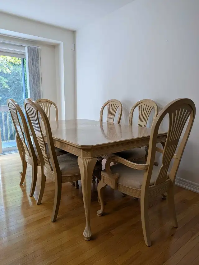 Universal Furniture Dining Table + 8 Chairs+ 2 Leaves