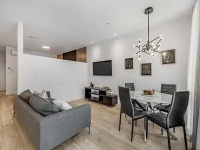 Loft d'une chambre situé à Rosemont. Ce condo offre de grandes fenêtres qui laissent entrer beaucoup...