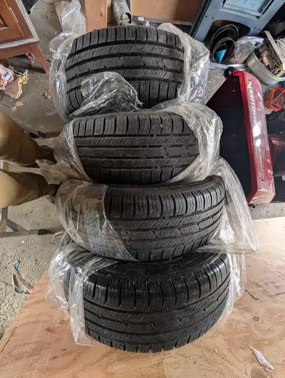 Pneus Nokian One été Grandeur : 225/60/18 XL 104H Valeur de 940$ + tx neufs Un seul été, les indicat...