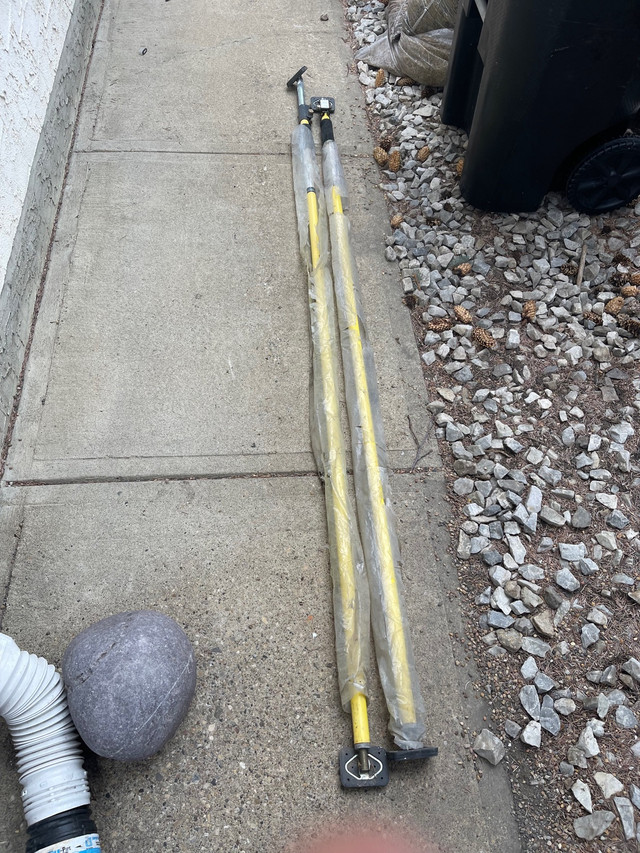 Reduced—Medium Length Quick Support Rod in Ladders & Scaffolding in Edmonton