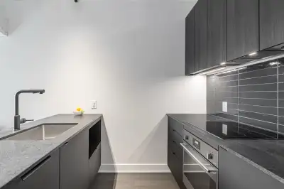 Listing Découvrez le luxe urbain dans ce lumineux condo situé à Griffintown, juste à côté du Canal d...