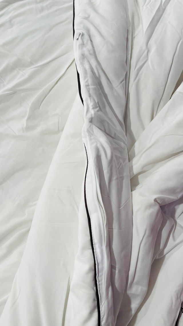 Hand Select Long Fibre Mulberry Silk Duvet in Bedding in City of Toronto - Image 4