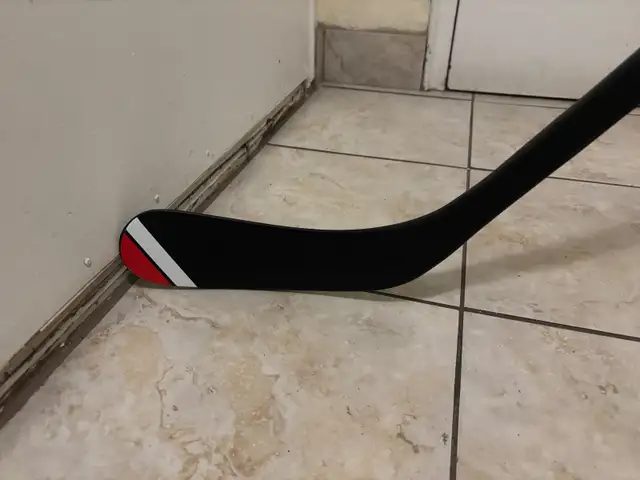 VIC CX2 YOUTH COMPOSITE HOCKEY STICK, 50 FLEX, V92 RIGHT HANDED in Hockey in City of Toronto - Image 4