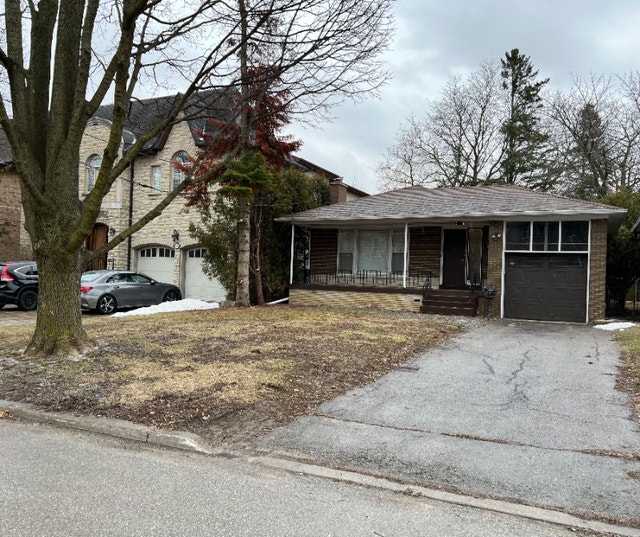 Beautiful Renovated Bungalow, Willowdale, North York Long Term