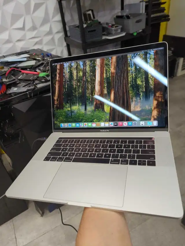 MacBook pro 2018 in Laptops in City of Montréal - Image 3