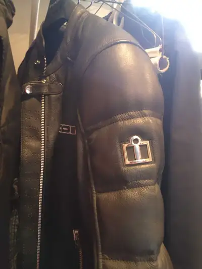 Amazingly well made with beautiful details. Get ready to ride in style with this Icon Tuscadero ladi...