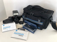 MINOLTA 7000i SLR camera with flash and camera bag