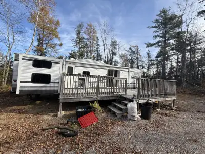 40 foot wild wood lodge 1.5 bath 2exits 50 amp hook up full bunk room lots of storage 4 hydraulic sl...