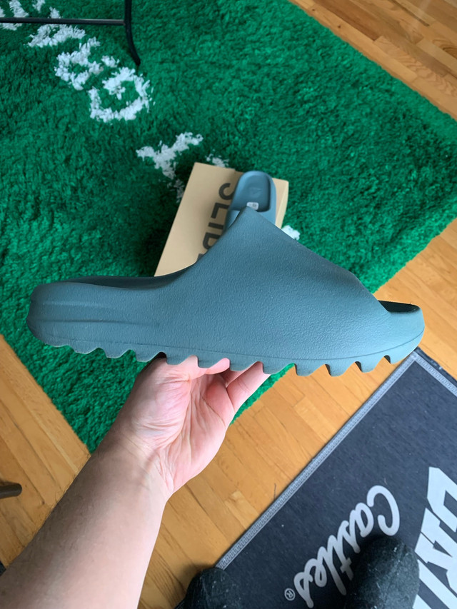 Yeezy Slide Slate Marine size 11 dans Chaussures pour hommes  à Ville de Montréal - Image 3