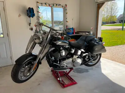 Very good condition, low mileage bike, always stored indoors. C/W windshield, battery maintainer, le...