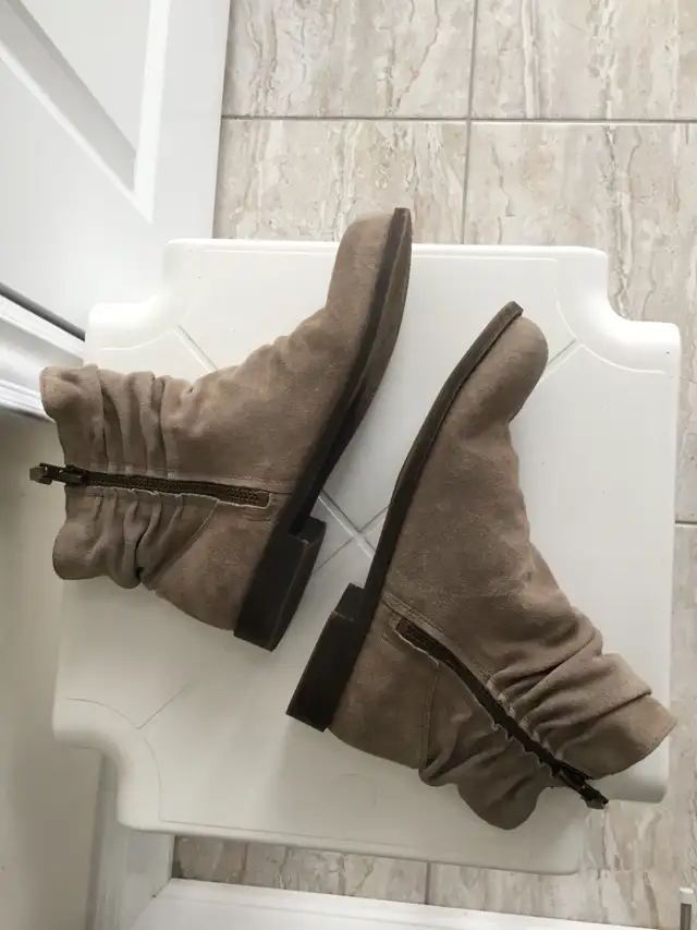 Nine West Leather Ankle Casual Boots / shoes, Women's Size 9.1/2 in Women's - Shoes in Markham / York Region - Image 6