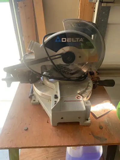 Barely used in excellent condition. Comes with table as well. Can be picked up in Kingsville or GTA