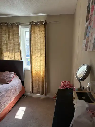 Chambre spatieuse dans un quartier résidentiel et calme. Utilitaires compris : Eau, courant, interne...