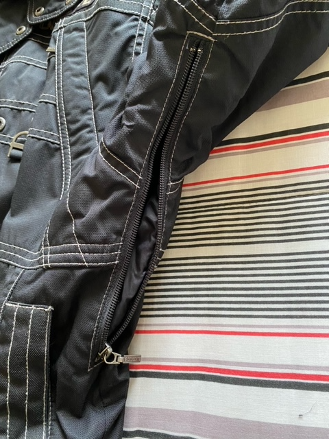 90'S VINTAGE MEN'S BLACK DESCENTE SKI JACKET in Men's in Downtown-West End - Image 9