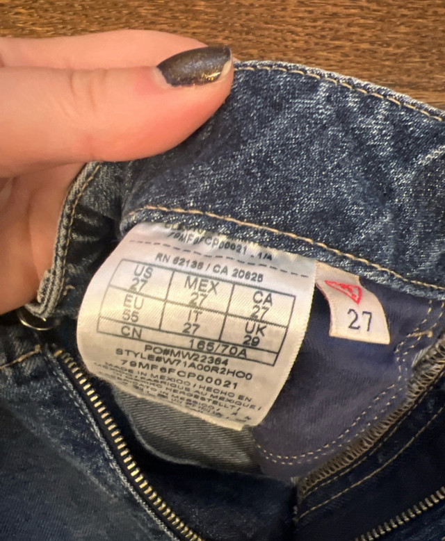 Women’s guess jeans  in Women's - Bottoms in Barrie - Image 3