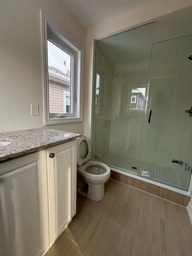 4 Bedrooms 2.5 washrooms - Semidetached in Long Term Rentals in Oakville / Halton Region - Image 7