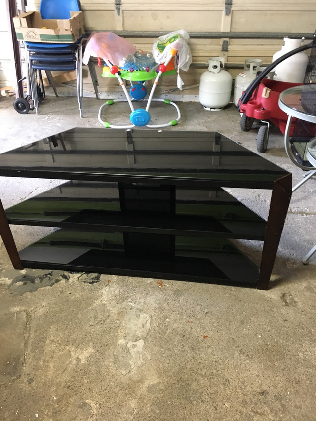 TV stand like new and good condition  in TV Tables & Entertainment Units in Windsor Region