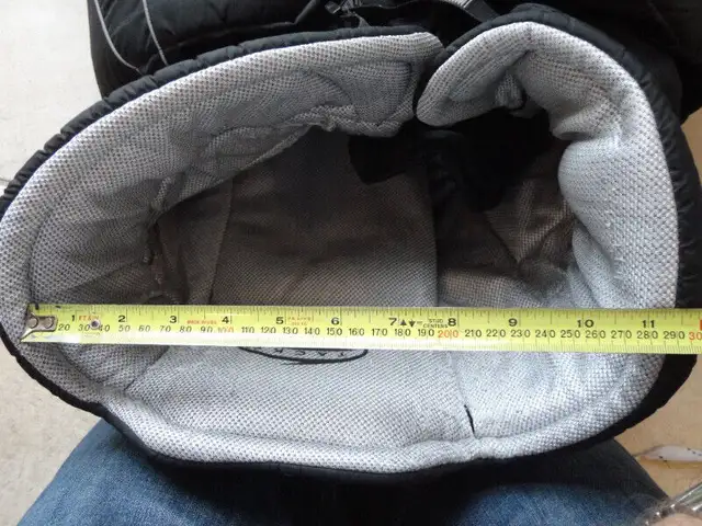 Adult Hockey Equipment  Youth Large Hockey Pants, Goalie Stick in Hockey in Kitchener / Waterloo - Image 6