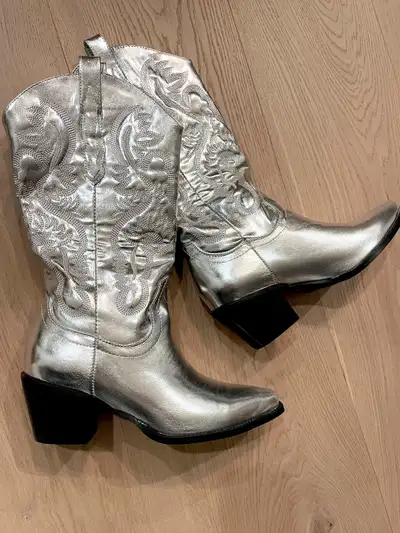 Super Cute! Women’s Vegan Cowboy  Boots. Silver. Size 9. New., View more