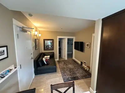 2 bedrooms unit facing South side of the building. Located in the heart of Kitsilano, few steps to K...